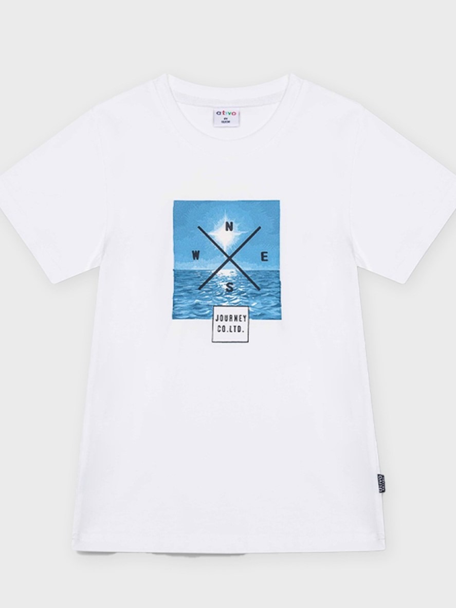 t-shirt blanc est un vêtement de printemps été idéal pour les enfants garçons ados boutique à Saint martin en haut dans les monts du lyonnais