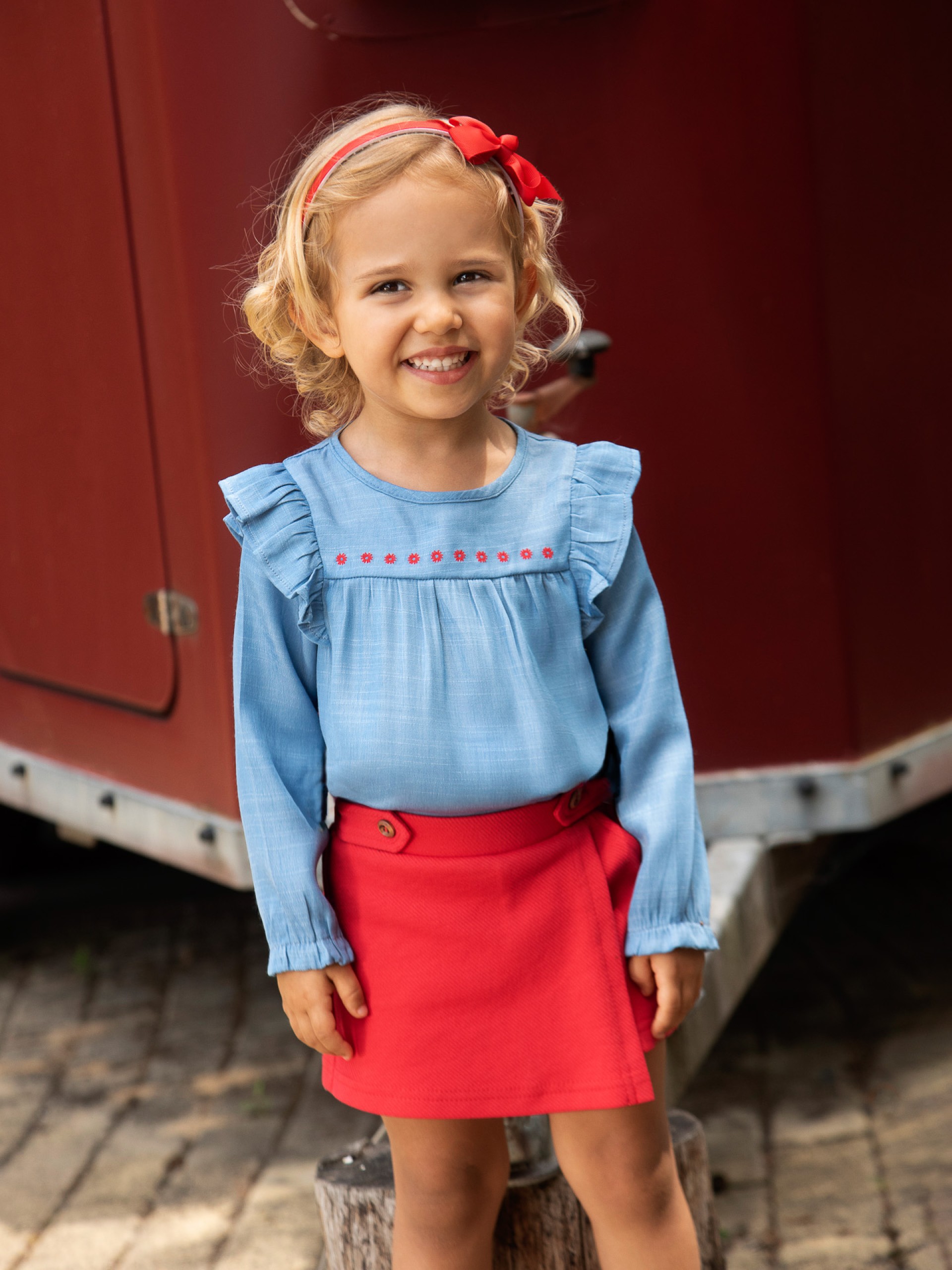 jupe short rouge, blouse couleur bleu jean, idéal cadeau naissance, pour bébé fille, petit haut mi saison, boutique de vêtements pour enfants à saint martin en haut