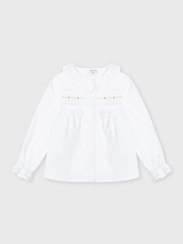 Chemise blanche col claudine, se ferme avec boutons sur le devant, pour bébés filles, boutique de vêtements pour enfants à Saint Martin en Haut, dans les Monts du Lyonnais.