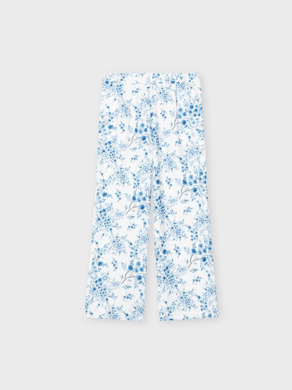 Pantalon blanc à fleurs bleues, léger et agréable à porter pour filles et ados, boutique de vêtements pour enfants à Saint Martin en Haut, dans les Monts du Lyonnais.