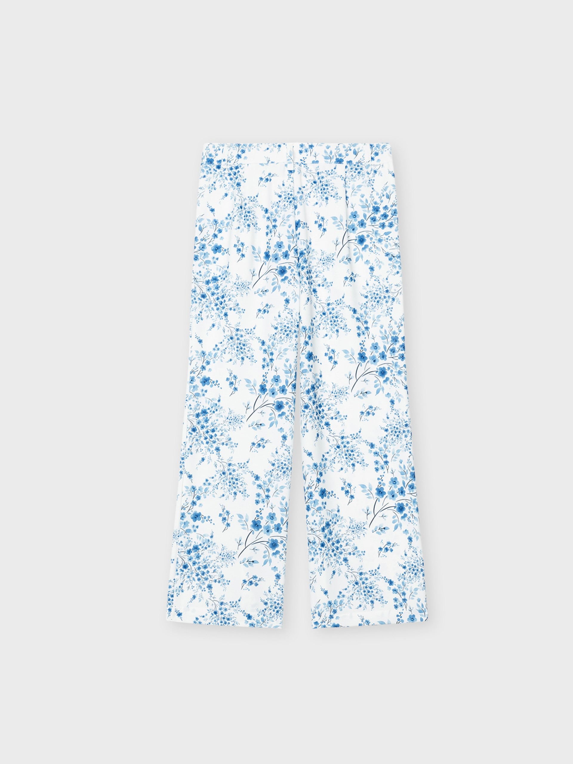 Pantalon blanc à fleurs bleues, léger et agréable à porter pour filles et ados, boutique de vêtements pour enfants à Saint Martin en Haut, dans les Monts du Lyonnais.
