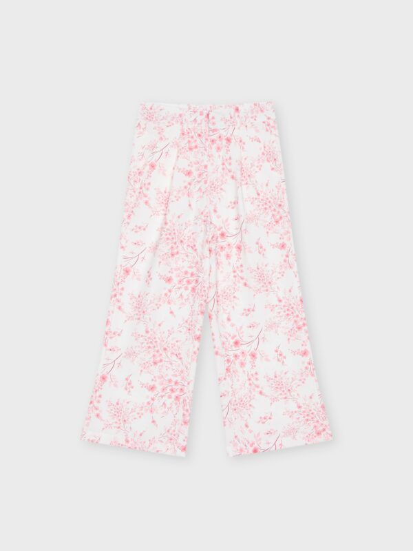 Pantalon blanc à fleurs roses, léger et agréable à porter, pour filles et ados, boutique de vêtements pour enfants à Saint Martin en Haut, dans les Monts du Lyonnais.