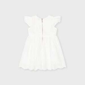 Robe blanche avec fleurs blanches